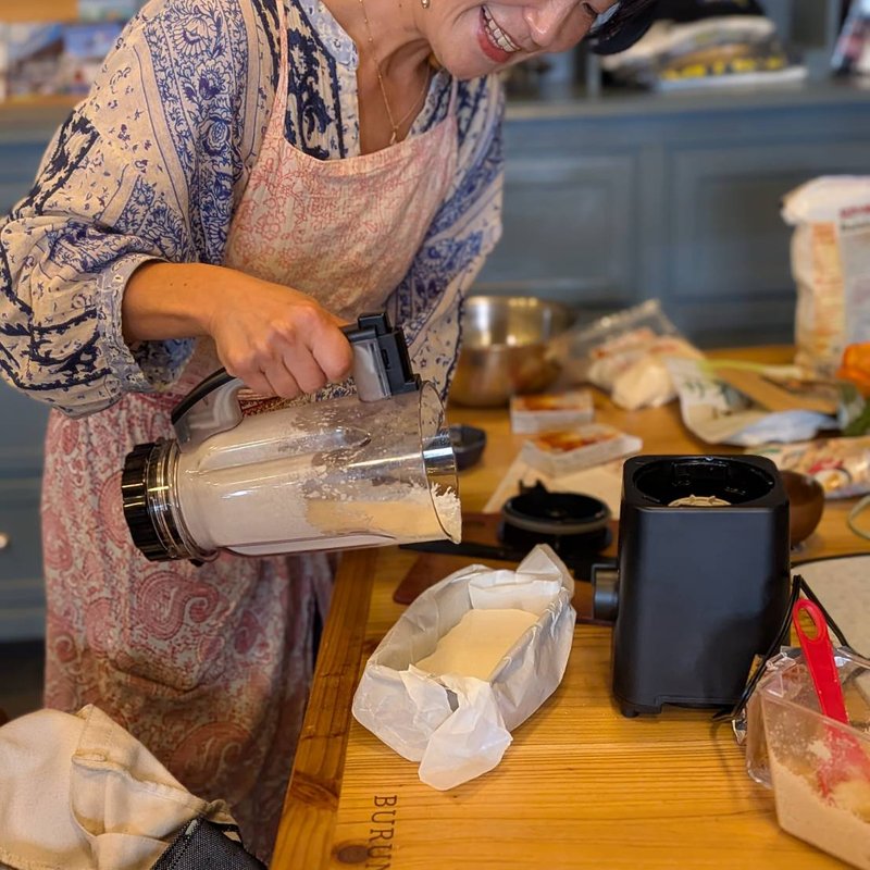 生米パンを焼き型に流し込む講師コマダさん
