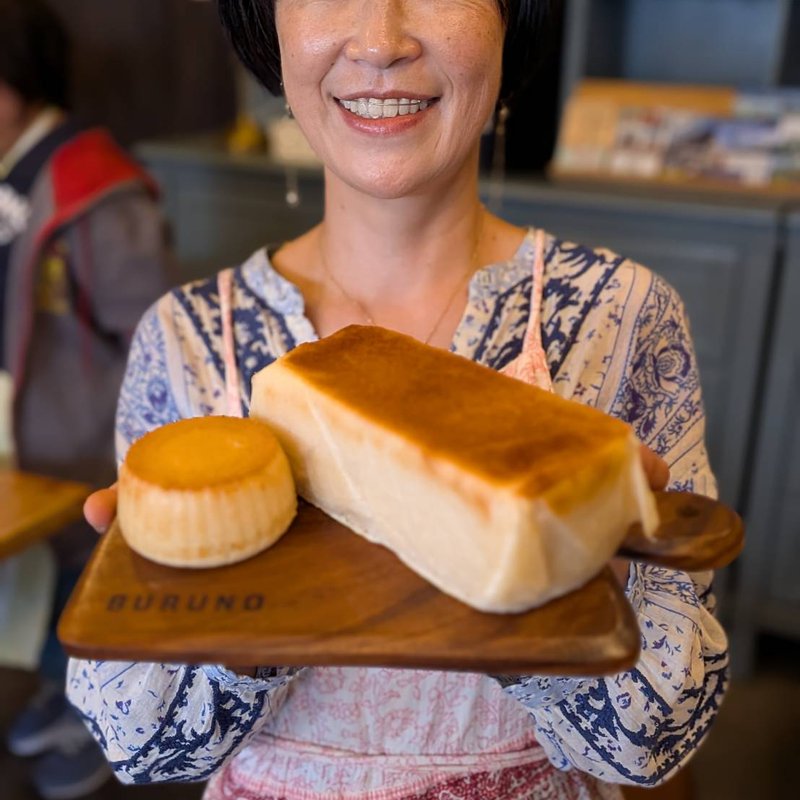 焼きあがった生米パンを手にする講師コマダさん