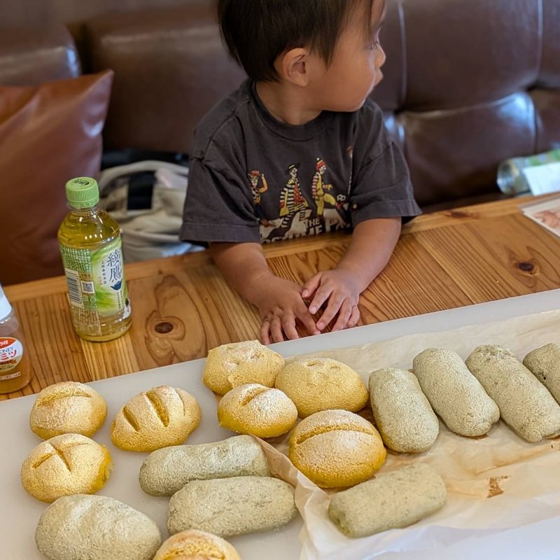 参加者と一緒に焼きあげた色とりどりの生米パン